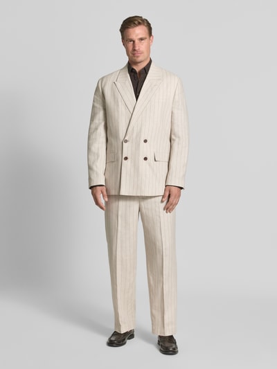 Männermodel trägt cremefarbene Relaxe Fit Anzughose aus Leinen-Bumwoll-Mix Modell 'LADATTI' von Selected Homme, Herren Anzughose, Ganzkörperansicht von vorne.