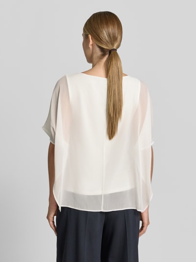 Frauenmodel trägt Loose Fit Top aus Viskose-Mix von s.Oliver BLACK LABEL, Optik: Unifarben, Chiffon, Effektgarn, Ganzkörperansicht Rückansicht.