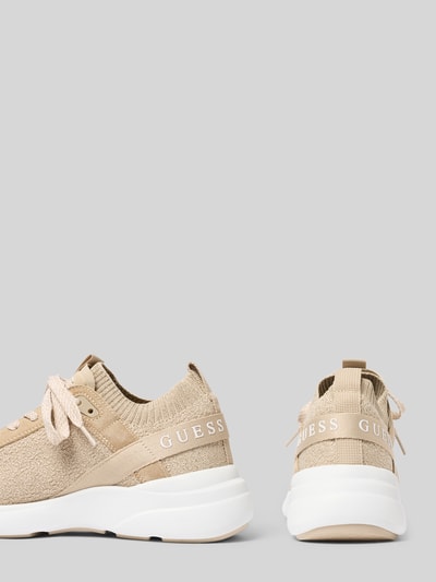 Produktfoto, Sneaker mit Logo-Detail Modell 'Mildrid' von Guess in Beige mit abgerundeter Passform, Schnürverschluss, Absatzhöhe 5 cm, Schafthöhe 8 cm, Schaftweite 6 cm, Damen Sneaker.