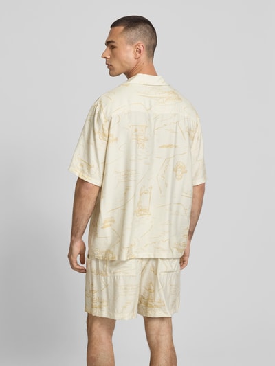 Männermodel trägt Regular Fit Freizeithemd aus Viskose-Mix von MAISON KITSUNÉ in Creme mit feinen, beigefarbenen Mustern, Ganzkörperansicht Rückansicht. Rückenlänge bei Größe M 71 cm, Schulterbreite 52 cm, Ärmellänge 30 cm, Reverskragen, Knopfleiste, kurzärmelig.