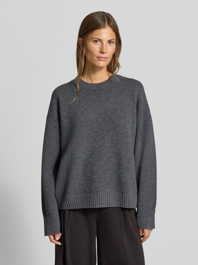 Frauenmodel trägt Regular Fit Pullover aus Woll-Mix mit Kaschmir-Anteil von MYON, dunkelgrau, Strick-Optik, Rundhalsausschnitt, Ganzkörperansicht von vorne.
