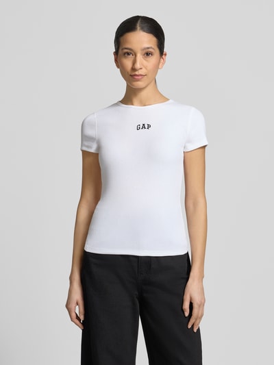 Frauenmodel trägt T-Shirt in Ripp-Optik mit Logo von GAP aus Baumwoll-Mix mit Modal-Anteil, Slim-Fit, Rundhalsausschnitt, Ganzkörperansicht von vorne.