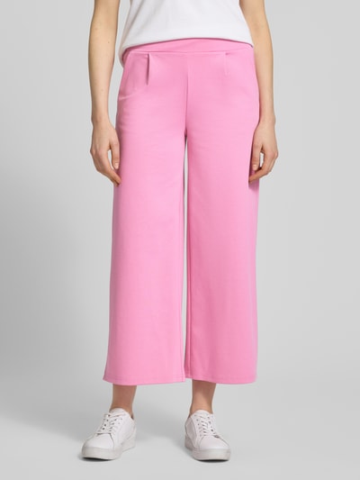 Frauenmodel trägt Wide Leg Sweatpants mit elastischem Bund Modell 'Kate' von ICHI, Material-Mix mit Viskose-Anteil, Nahaufnahme Oberkörper bis Fuß.