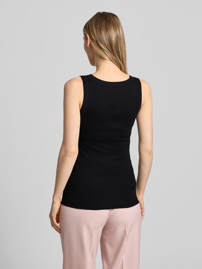 Frauenmodel trägt schwarzes Tanktop mit Rundhalsausschnitt von Marc Cain aus Baumwoll-Mix mit Stretch, fein gerippt, Ganzkörperansicht Rückansicht.
