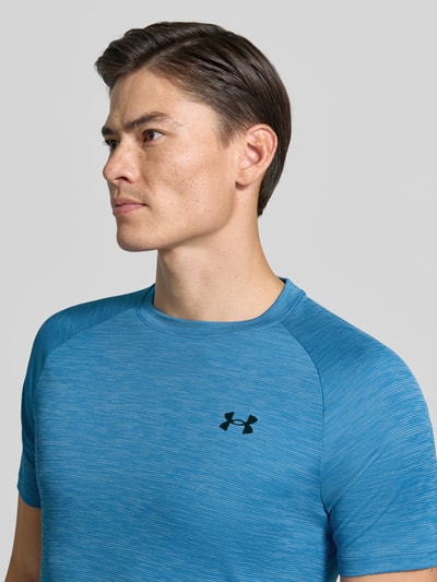 Männermodel trägt Regular Fit Sport-T-Shirt mit Logo-Print von Under Armour in Blau, feine Struktur, Nahaufnahme Oberkörper, Herren Sport-T-Shirt von Under Armour