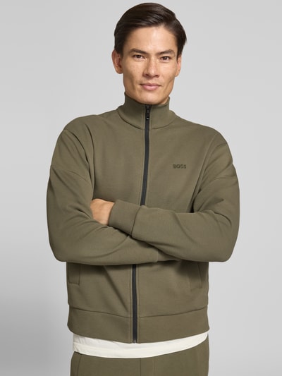 Männermodel trägt olivefarbene Regular Fit Sweatjacke aus Baumwoll-Mix Modell 'SW_Union Skaz' von BOSS, Nahaufnahme Oberkörper, Herren Sweatjacke von BOSS.