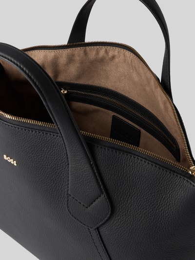 Produktfoto, Shopper aus echtem Rindsleder Modell 'LENAH' von BOSS, Optik: Unifarben, Karabiner-Verschluss, Hauptfach, Innenfach, Reißverschlussfach, Label-Applikation, Tragehenkel, Form: Rechteckig, Materialverarbeitung: genarbtes Leder, Material: Rindsleder