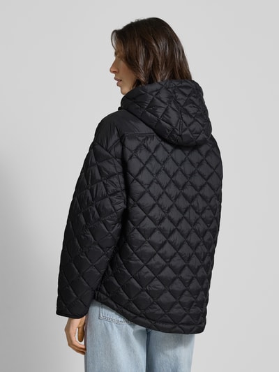 Frauenmodel trägt Regular Fit Steppjacke mit Kapuze Modell 'Phil' von CINQUE in Schwarz, Rauten-Steppung, Rückenansicht Ganzkörperansicht.