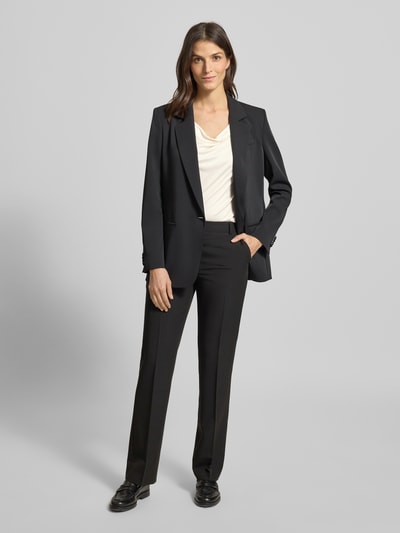 Frauenmodel trägt Regular Fit Blusentop aus reiner Viskose von s.Oliver BLACK LABEL in Unifarbe mit Rundhals, Ganzkörperansicht von vorne.