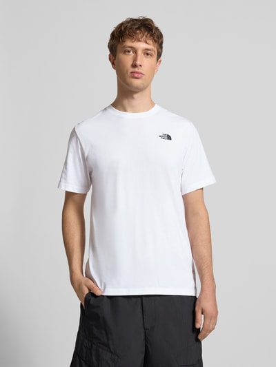Männermodel trägt T-shirt met Labelstitching van The North Face in wit katoenmix, regular fit, ronde hals, ruglengte maat M 70 cm, Ganzkörperansicht van voren.