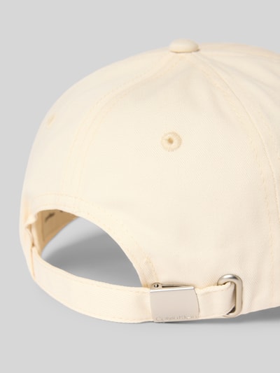 Produktfoto, beżowa czapka z daszkiem 'Größenverstellbare Cap mit Label-Stitching' od CK Calvin Klein z bawełny, daszek usztywniony, regulacja z tyłu, detal logo