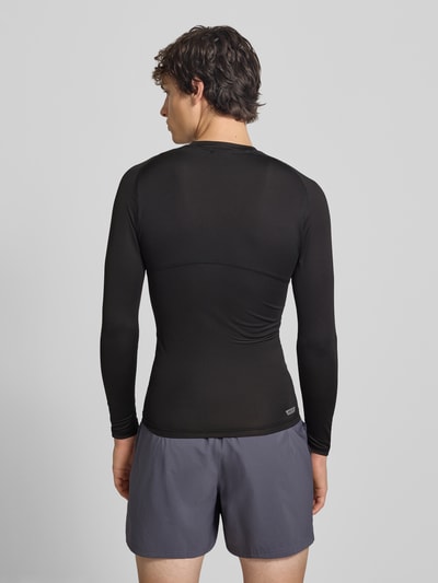 Männermodel trägt schwarzes Slim Fit Sport-T-Shirt mit Logo-Print Modell 'PWRMODE' von PUMA, Herren Sport-T-Shirt, Ganzkörperansicht Rückansicht.