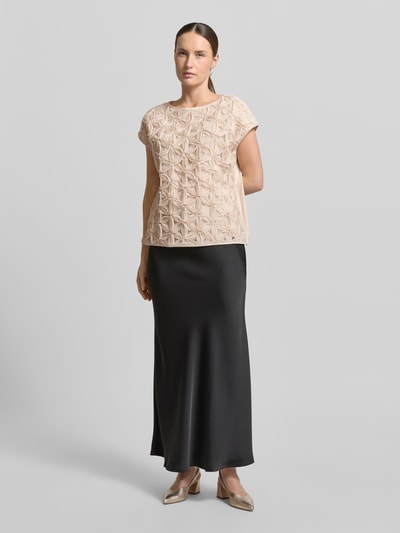 Frauenmodel trägt Regular Fit Kurzarmbluse mit 3D-Effekt von s.Oliver BLACK LABEL, unifarben, U-Boot-Ausschnitt, kurzarm, Ganzkörperansicht von vorne.