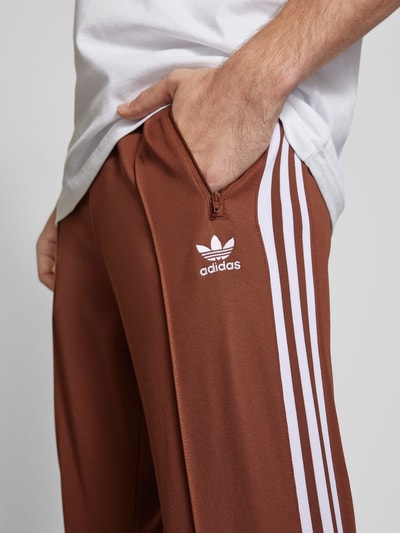 adidas Originals Spodnie dresowe z elastycznym pasem model ‘BECKENBAUER’ Orzechowy 3