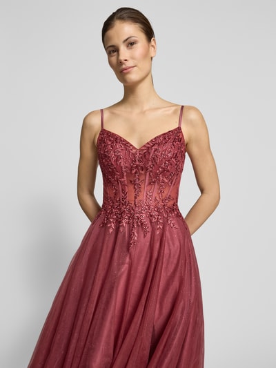 Frauenmodel trägt Abendkleid mit Stitchings und Ziersteinbesatz von Luxuar aus Tüll in Rot, taillierter Schnitt, Maxikleid, Nahaufnahme Oberkörper.