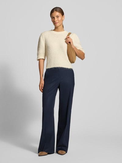 Frauenmodel trägt Wide Leg Chino mit Woll-Anteil Modell 'MILARA' von Raffaello Rossi in Dunkelblau, Damen Chino, Ganzkörperansicht von vorne.