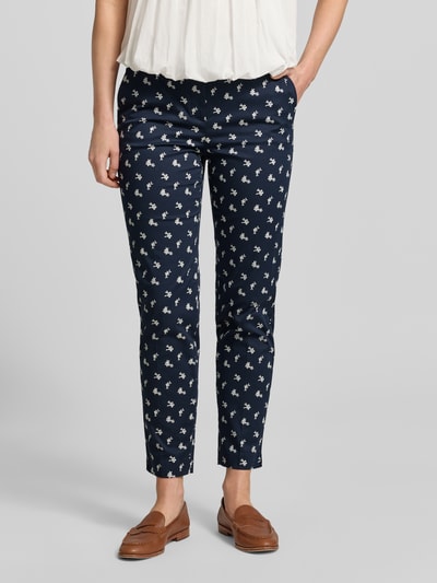 Vrouwenmodel draagt Hose im Allover-Look met riem van Christian Berg Woman, katoen- en viscosemix, slim fit, verkorte pasvorm, all-over look, donkerblauw met wit motief, bandwijdte maat 36: 40 cm, binnenbeenlengte maat 36: 70 cm, voorkant, close-up onderlichaam.