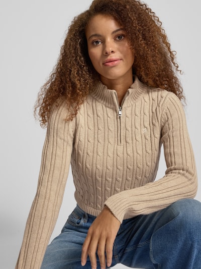 Guess Jeans Sweter z dzianiny ze ściegiem warkoczowym i stójką Camel 3