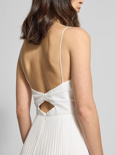 Kobiece modelka nosi Regular Fit Hochzeitskleid in Falten-Optik von Hey Kyla, dekolt na plecach, wszyty zamek błyskawiczny, cienkie ramiączka, plisy, kolor biały, detailaufnahme pleców.