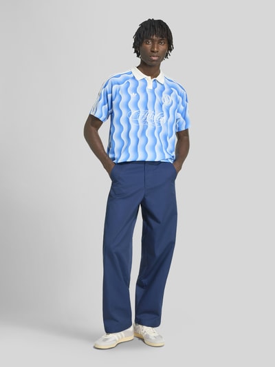 adidas Originals Koszulka polo o kroju loose fit z detalem z logo Jasnoniebieski 1