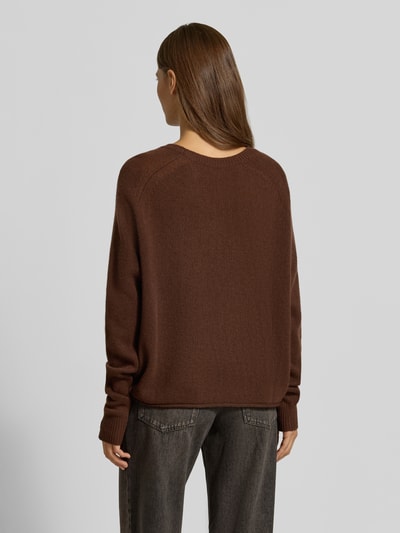 Frauenmodel trägt Strickpullover mit Kaschmir-Anteil von Luisa Cerano, braun, lockere Passform, strukturierte Textur, Ganzkörperansicht Rückansicht. Baumwoll-Kaschmir-Mix, gerippter Rundhalsausschnitt und Ärmelabschlüsse, Rückenlänge 49 cm, Ärmellänge 60 cm.
