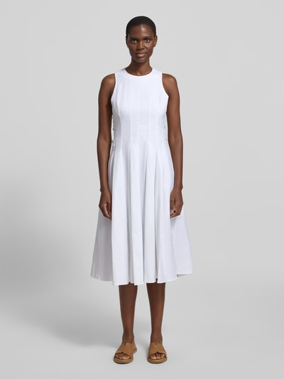 Vrouwenmodel draagt Tailliertes Freizeitkleid met linnen en viscose van Tommy Hilfiger, effen kleuren, getailleerd, midi, ronde hals, knopen, naden, mouwloos, materiaalverwerking: geweven materiaalmix. Ganzkörperansicht von vorne.