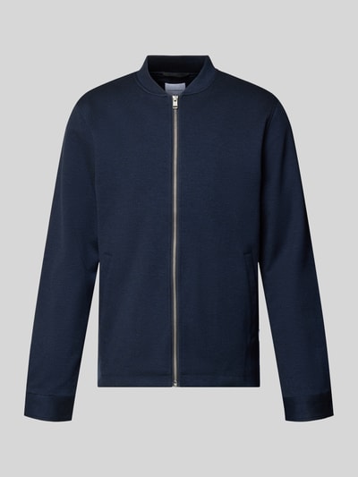 Produktfoto, Regular Fit Sweatjacke mit Stehkragen von Lindbergh, elastyczna mieszanka materiałów, wpuszczane kieszenie, zamek błyskawiczny, granatowy kolor, długość tyłu przy rozmiarze M: 69 cm, długość rękawów: 66 cm