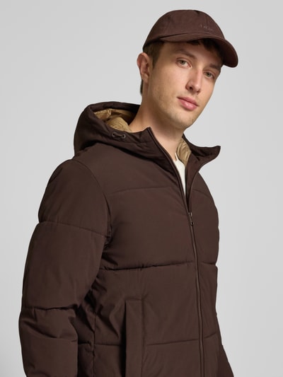 Männermodel trägt gewatteerd jack met capuchon Model 'GALAXY' van JACK & JONES, regular fit, steekzakken, ritssluiting, Nahaufnahme Oberkörper.