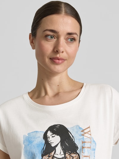 Frauenmodel trägt Damen T-Shirt mit Motiv-Print von Christian Berg Woman aus Baumwoll-Viskose-Mix, Rundhalsausschnitt, Regular-Fit, Nahaufnahme Oberkörper.