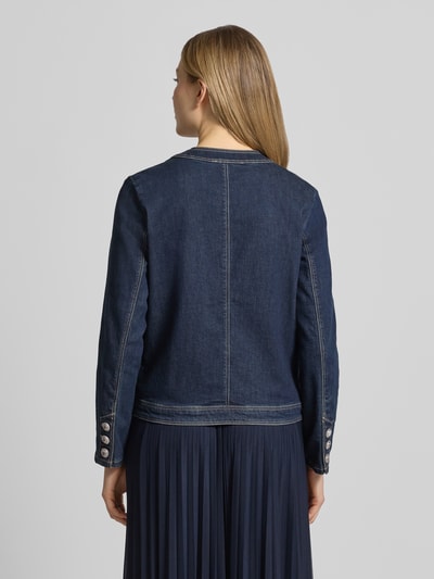 Frauenmodel trägt Regular Fit Jacke mit Lyocell-Anteil in Denim-Optik von Betty Barclay, dunkelblau, Elastischer-Material-Mix, AufgesetzteTaschen, Rundhalsausschnitt, durchgängige Knopfleiste, Rückenlänge 52 cm, Schulterbreite 41 cm, Brustweite 47 cm, Ärmellänge 60 cm, Ganzkörperansicht Rückansicht.