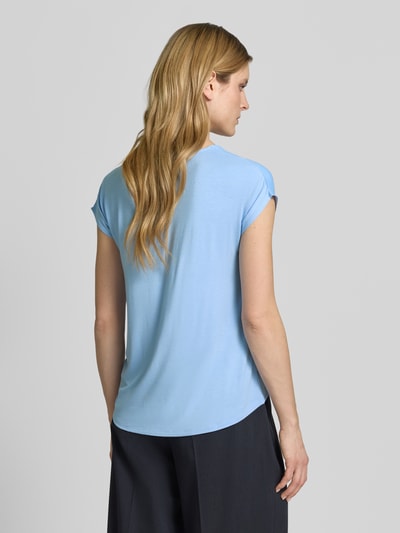Frauenmodel trägt T-Shirt aus Viskose-Mix mit Kappärmeln von More & More in Hellblau, Gerader-Schnitt, Rundhalsausschnitt, Rückenlänge 63 cm, Rückenansicht, Ganzkörperansicht Rückansicht.
