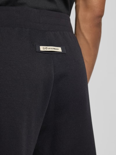 Männermodel trägt Shorts mit elastischem Bund von EA7 Emporio Armani, Baumwoll-Mix in Schwarz, Nahaufnahme Gesäß, Regular Fit.
