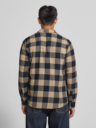 Männermodel trägt Slim Fit Freizeithemd aus reiner Baumwolle Modell 'GUDMUND' von ONLY in Beige und Dunkelblau, große Karos, Ganzkörperansicht Rückansicht, Herren Freizeithemd von ONLY & SONS.