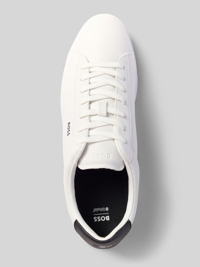 Productfoto, witte sneakers in leerlook model 'NITAN_LOWP_PLTD' van BOSS voor heren, gladde textuur met zwarte hiel en merkdetails.