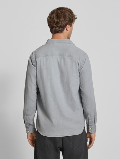 Männermodel trägt Slim Fit Freizeithemd mit Kentkragen Modell 'ESHERIDAN' von JACK & JONES aus reiner Baumwolle, Ganzkörperansicht Rückansicht