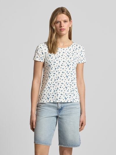 Modelka kobieca nosi Regular Fit T-Shirt aus Viskose-Mix Modell 'BERA' od Only, jasny biały z nadrukiem w drobne niebieskie wzory, krótki rękaw, materiał crêpe, optyka allover, sznurowanie z tyłu, u-boot dekolt, widok na całe ciało z przodu