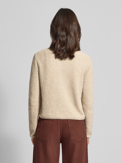 Frauenmodel trägt Regular Fit Strickjacke aus Baumwoll-Mix von Marc O'Polo, Optik: Unifarben, Frottee-Struktur, Ganzkörperansicht Rückansicht.