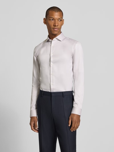 Männermodel trägt Slim Fit Businesshemd mit extra langem Arm von Jake*s, weiß, glatte Struktur, Ganzkörperansicht von vorne.