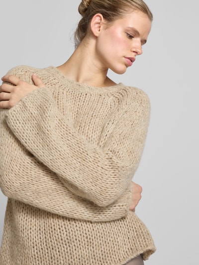 Vrouwenmodel draagt Relaxed Fit Pullover met Alpaka-Anteil van Juvia in Materiaalmix, Tricotlook, semi-transparant, ronde hals. Nahaufnahme bovenlichaam.