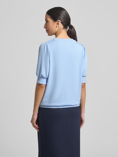 Männermodel trägt Sweatshirt mit 1/2-Arm Modell 'BANU' von Soyaconcept, jasnobłękitny, krój regular fit, materiał z modalem, rękawy bufiaste, dekolt okrągły, Ganzkörperansicht Rückansicht.