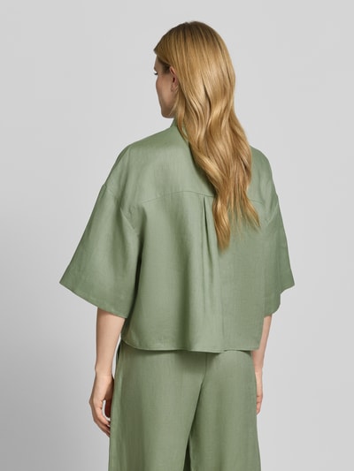 Frauenmodel trägt Boxy Fit Leinenbluse mit 3/4-Arm Modell 'RITO' von MM by Max Mara, reine Leinen, Hemdblusenkragen, Rückenlänge 58 cm, Ärmellänge 27 cm, Ganzkörperansicht Rückansicht.