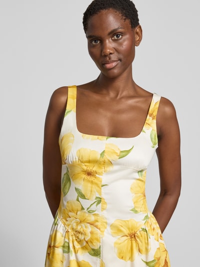 Frauenmodel trägt Midikleid im Allover-Look Modell 'ISLAND' von MANGO aus Baumwoll-Elasthan-Mix mit Karree-Ausschnitt, Nahaufnahme Oberkörper.