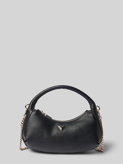 Produktfoto, schwarze Mini Hobo Bag in Leder-Optik Modell 'GILDA' von GUESS mit Strukturmuster, goldfarbener Kette und Brand-Applikation