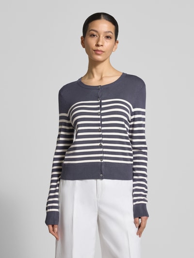 Frauenmodel trägt Strickjacke aus Viskose-Mix mit Streifenmuster von Christian Berg Woman in Regular-Fit mit Rundhalsausschnitt und Knopfleiste, Grafikkombination aus Weiß und Dunkelblau, Rückenlänge bei Größe S: 49 cm, Ärmellänge: 61 cm, Ganzkörperansicht von vorne.