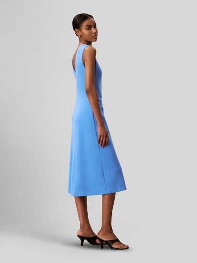 Männermodel trägt Businesskleid mit Falten in der Taille von Calvin Klein Womenswear in Hellblau, glattes Material, Ganzkörperansicht Rückansicht.