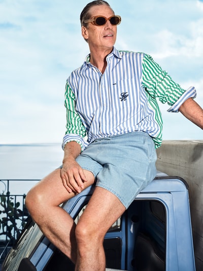 Männermodel trägt Regular Fit Jeansshorts aus reiner Baumwolle von REVIEW in Light-Denim-Optik, 5-Pocket-Design, Ganzkörperansicht von vorne.