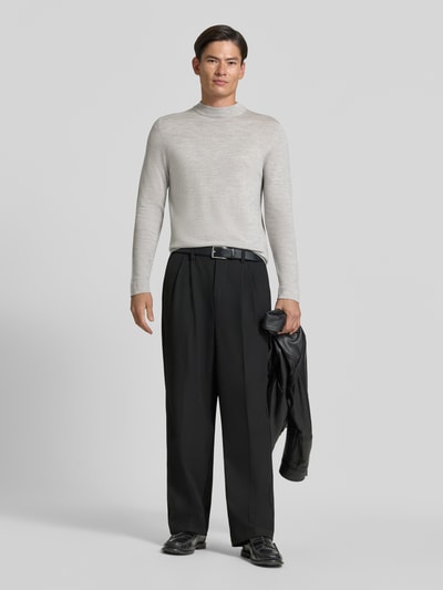 Männermodel trägt Slim Fit Longsleeve aus reiner Schurwolle Modell 'Arwon' von DRYKORN in hellem Grau, schwarze Hose, Ganzkörperansicht von vorne. Rückenlänge 67 cm, Ärmellänge 68 cm.
