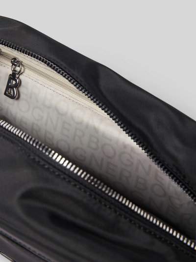 Produktfoto, Kosmetiktasche mit Label-Detail Modell 'verbier play 1.0' von BOGNER, schwarze glatte Oberfläche, silberner Reißverschluss, Hauptfach, gefüttertes Innenfach mit BOGNER-Schriftzug, Trageschlaufe.
