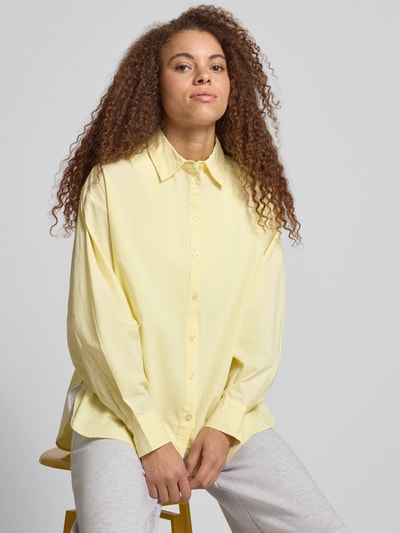 Frauenmodel trägt Regular Fit Bluse aus Baumwolle Modell 'EMMA' von Noisy May, Reine Baumwolle, Hemdblusenkragen, Knopfleiste, Nahaufnahme Oberkörper.