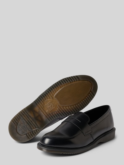 Produktfoto, schwarze Loafers aus Leder mit profilierter Sohle Modell 'Temara' von Dr. Martens, gerundete Form, glatte Textur.